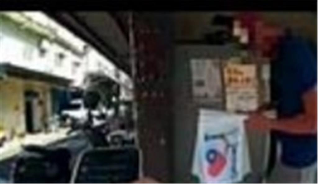 外籍男子街頭販售自製國旗 仁武分局：已送專勤隊依規處置