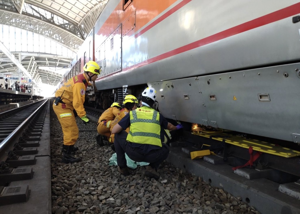 台鐵台中車站一名7旬老婦上午突然落軌，警消搶救畫面。（翻攝畫面）
