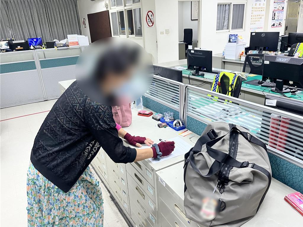 婦人出遊趕搭遊覽車丟包行李 計程車司機暖舉神救援