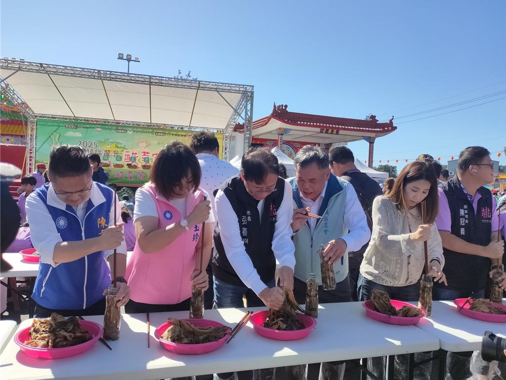 桃園平鎮酸菜節登場 千人踩酸菜 推廣客家好味道