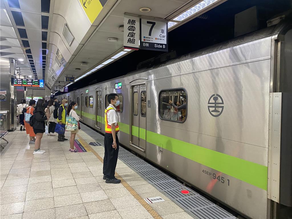 台鐵7個月9起旅客攻擊案 站長遭勒脖踹肚 產工怒吼增保全
