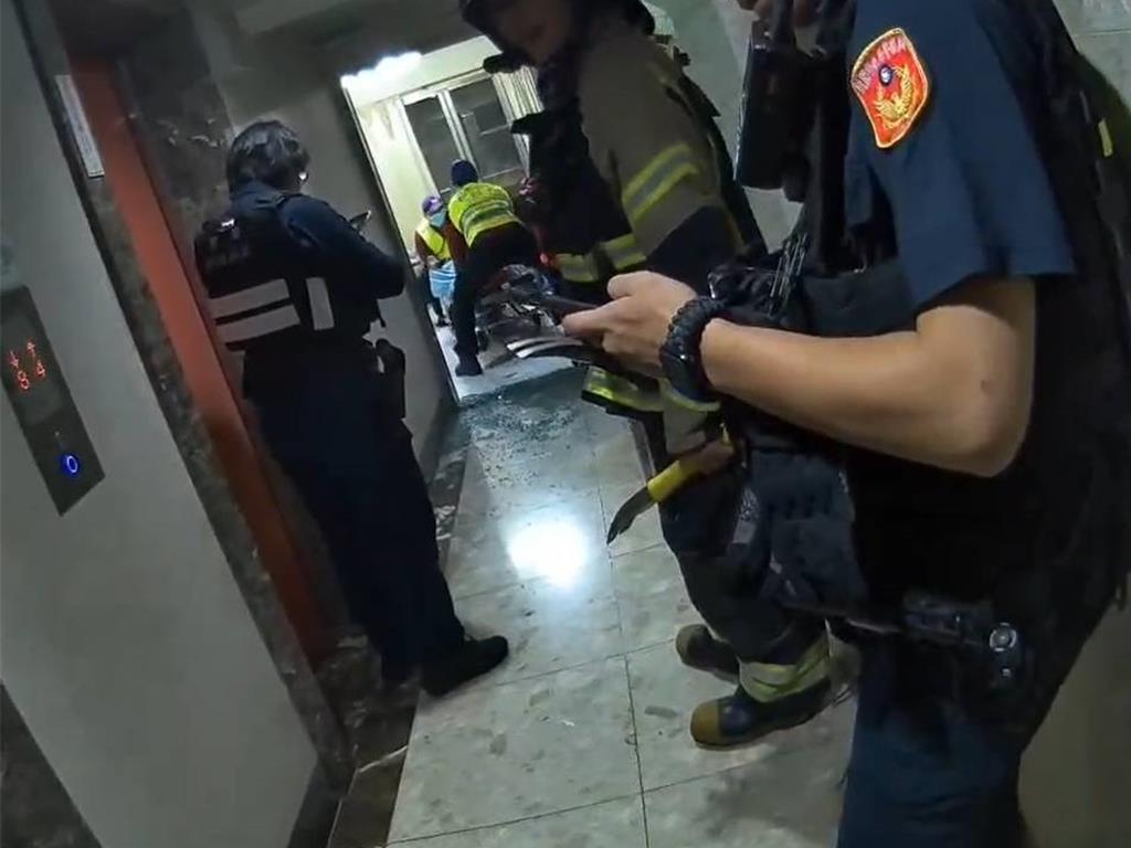 民眾病倒家中向警求援 卻忘了住哪！警消邊敲邊找神救援