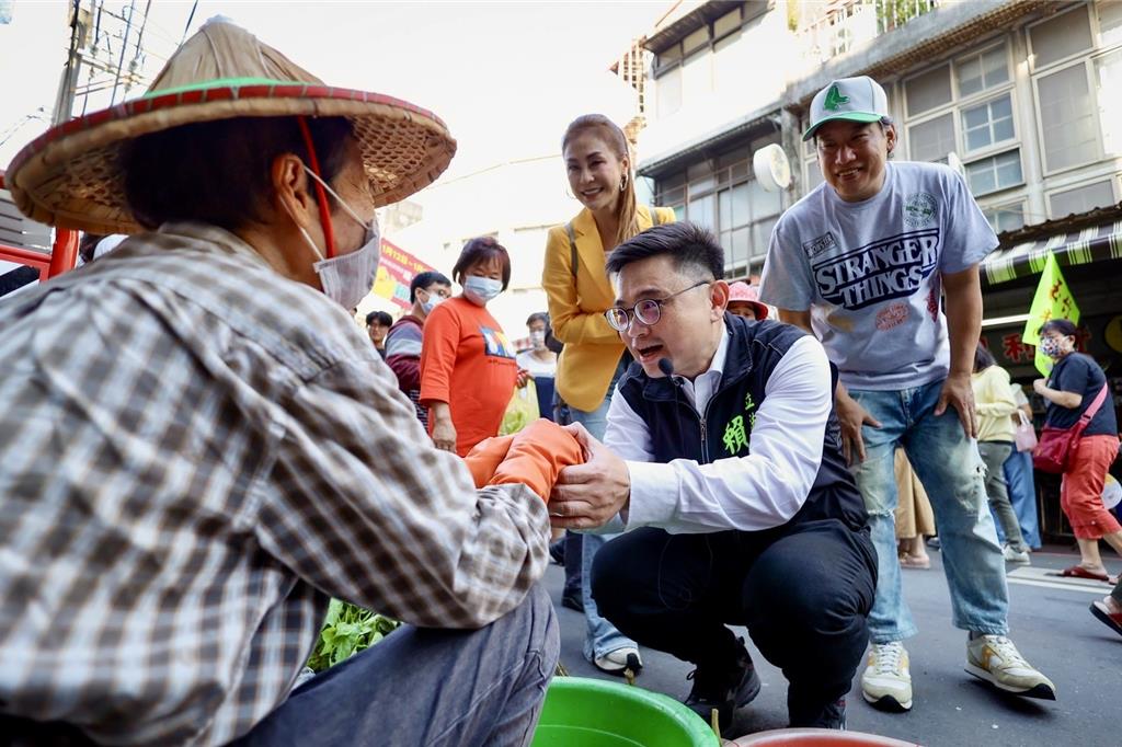 52歲生日沒放假! 賴瑞隆合體阿龐、梁佑南岡山市場拜票