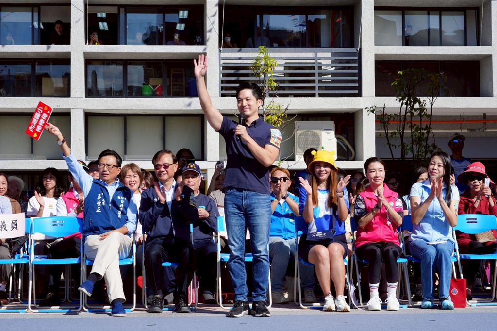 台北市長蔣萬安15日出席內湖國中校慶時,被問到陸委會可能不核准上海市台辦副主任李驍東20日來台的申請,恐影響雙城論壇一事,他表示,雙城論壇是兩市行之多年的交流,沒有必要這麼複雜。(台北市政府提供/丁上程台北傳真)