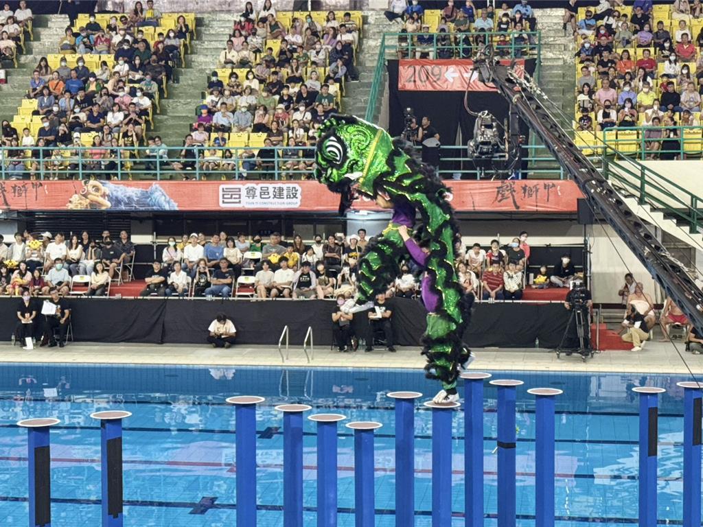 高雄戲獅甲精彩登場 10隊伍5米高樁炫技 爭奪獅王寶座