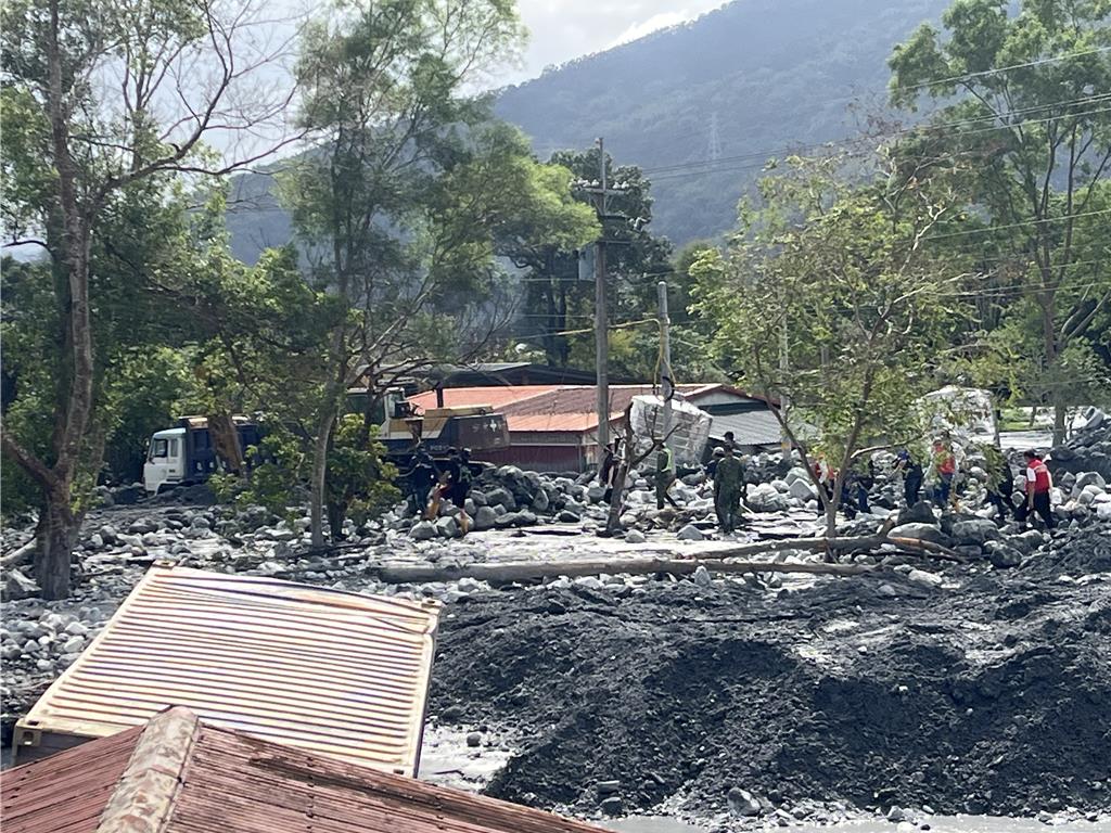 馬太鞍溪堰塞湖釀災 擬建600米導流堤防 10天內搶通涵管便道