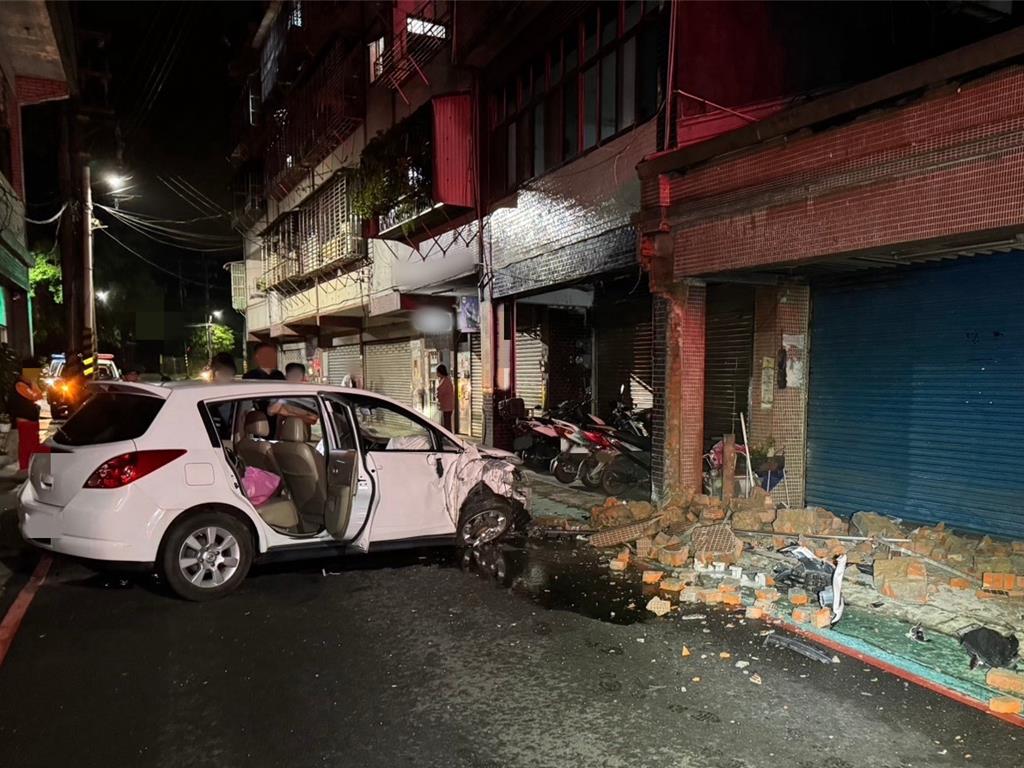 酒駕自撞民宅梁柱 車上2人輕傷送醫