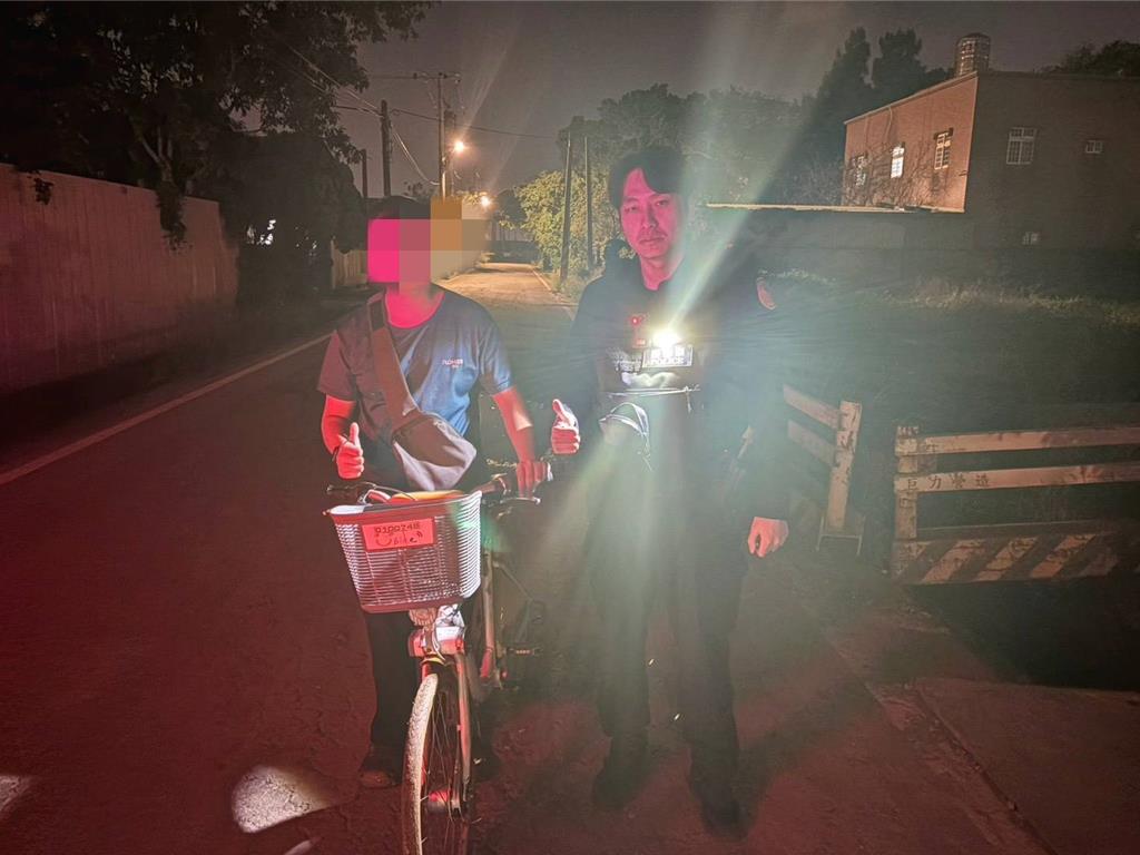 單車少年夜間迷途陷泥地 大園警即刻救援助脫困