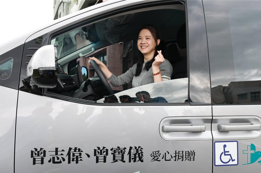 曾寶儀捐200萬復康車助花蓮長照 笑稱印曾志偉名字讓長輩更親切