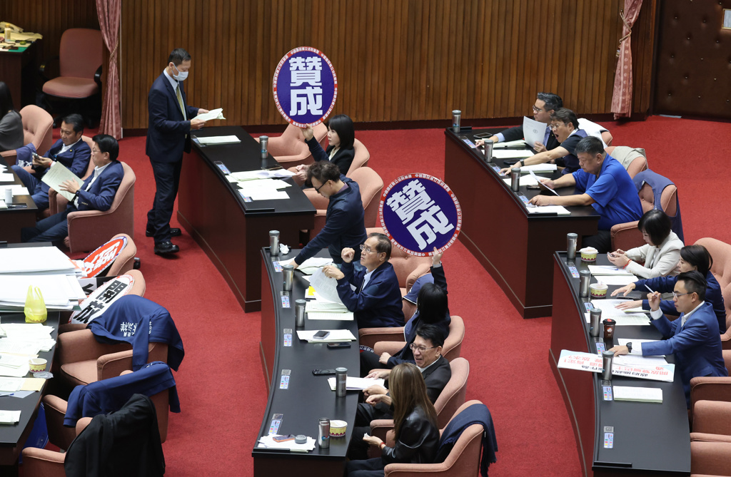 立法院14日三讀通過光電三法修正案,要求部分敏感區位不得興建光電板外,也加嚴光電應實施環評規定。(姚志平攝)