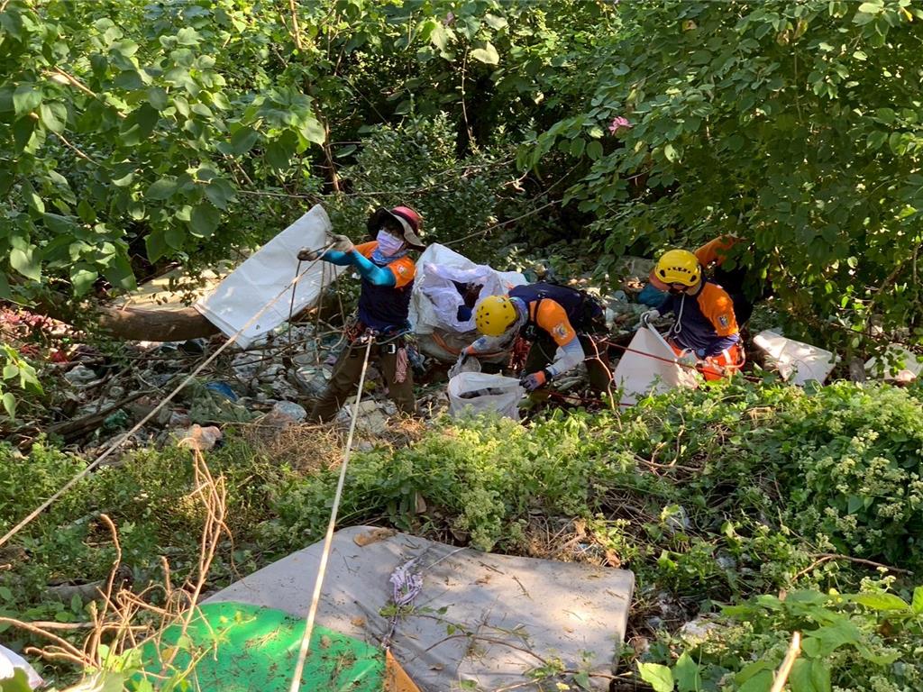 200包垃圾堆積台東嘉豐林道 垂降隊高難度淨山