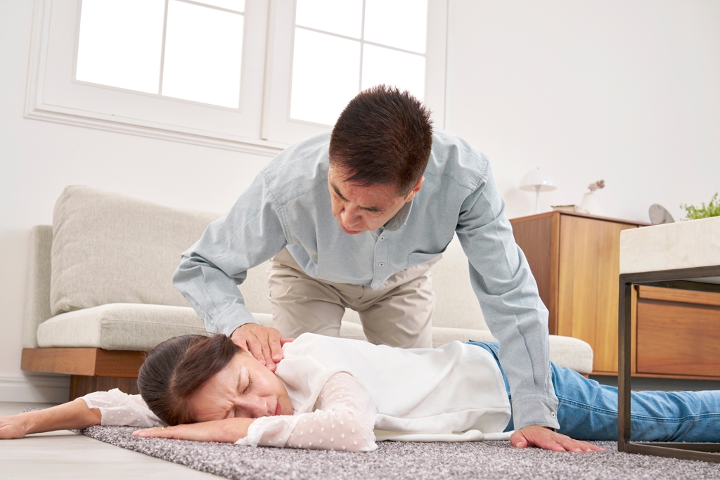 女起身「眼前一片黑」險摔 醫曝不是中風:2原因釀禍