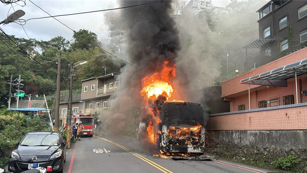 瑞芳老街遊覽車起火 幸無遊客受傷
