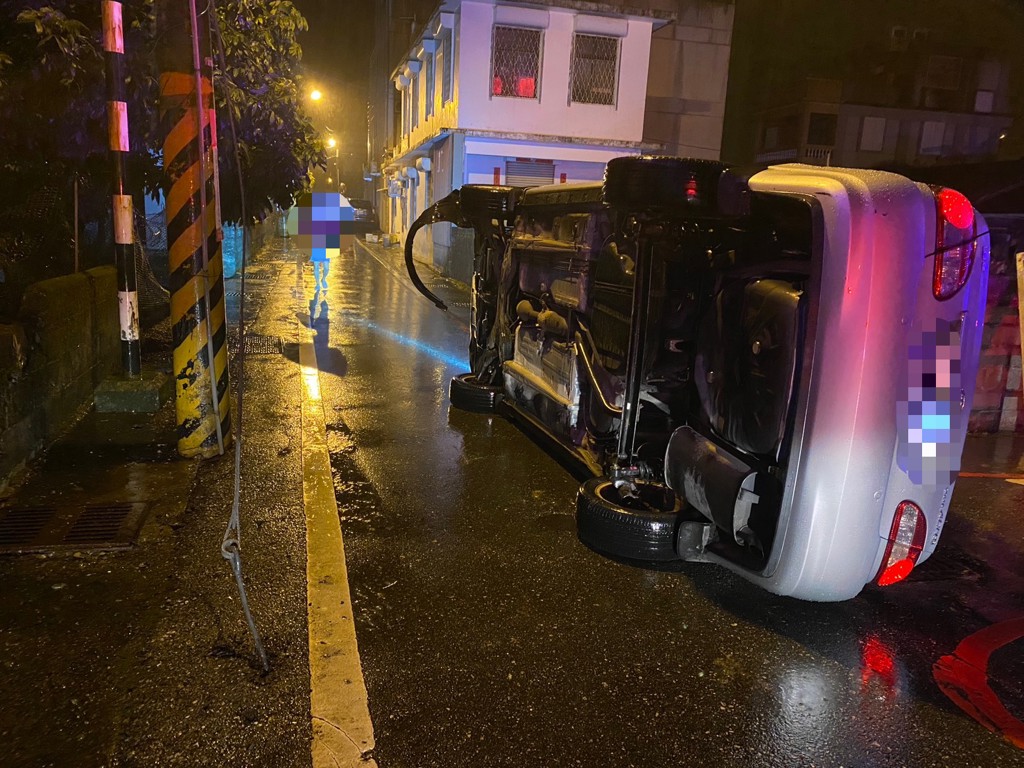 花蓮男酒駕撞鋼索翻車 受困駕駛座狼狽送辦