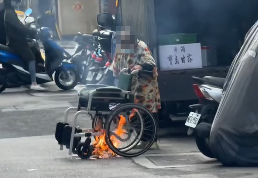 阿嬤推「風火輪椅」佇立街頭 遭勸竟飆罵:關你什麼事