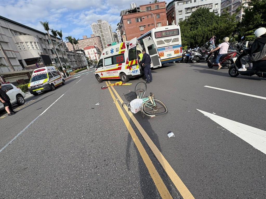 新店死亡車禍!機車騎士送醫不治 腳踏車翁傷重昏迷