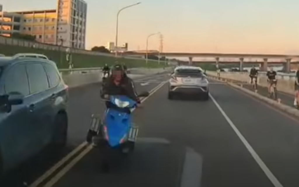 身障機車「突跨雙黃線」衝出 怎麼閃!驚悚畫面曝光