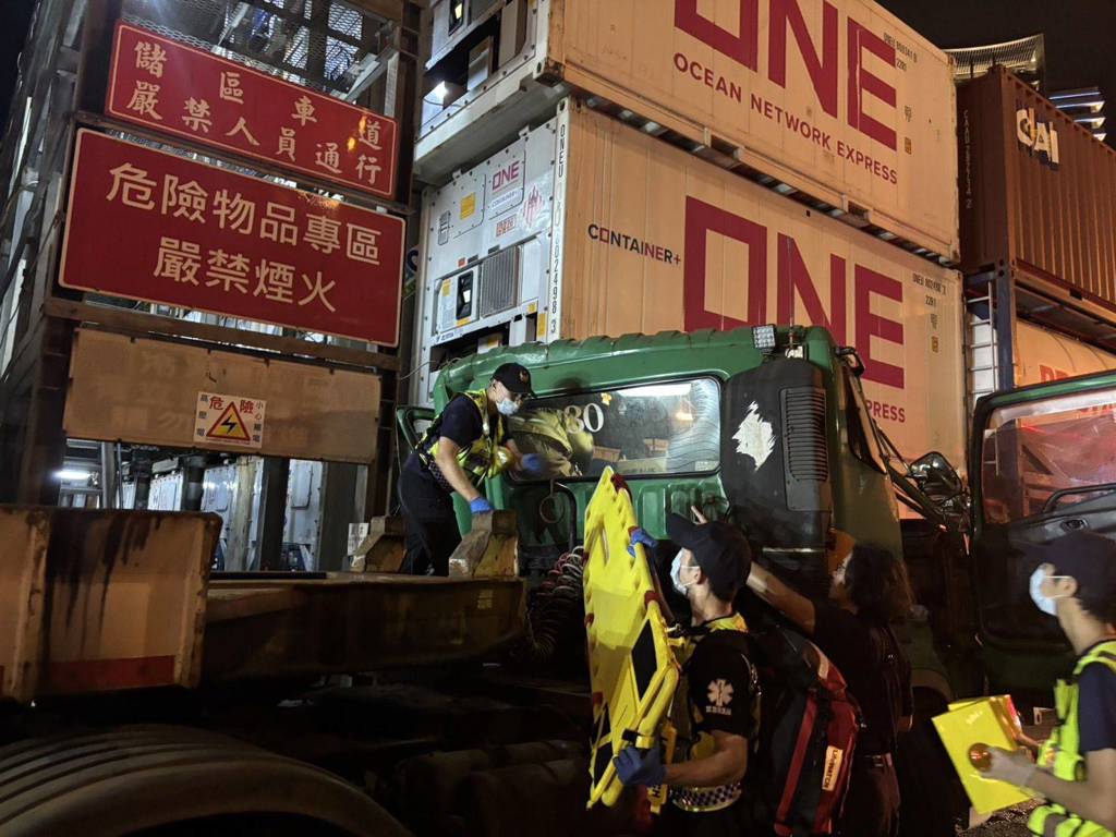 基隆港聯結車暴衝撞貨櫃 駕駛受困1小時驚險脫困