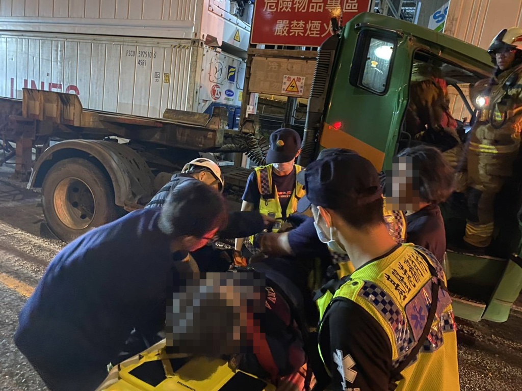 一名45歲辜姓男子駕駛聯結車在「東9後線櫃場」作業時，車輛突然失控，猛烈撞上場內貨櫃。（圖／簡銘柱翻攝）