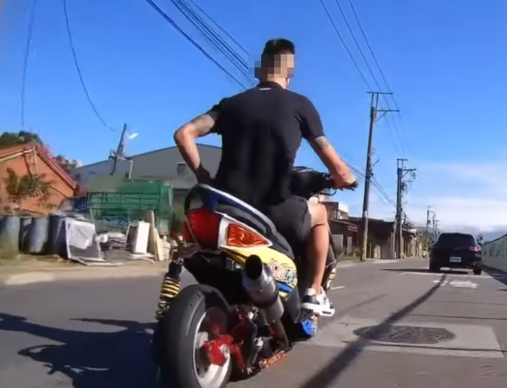 太囂張!無帽男騎「重度改裝車」 遭酸違規都不怕檢舉