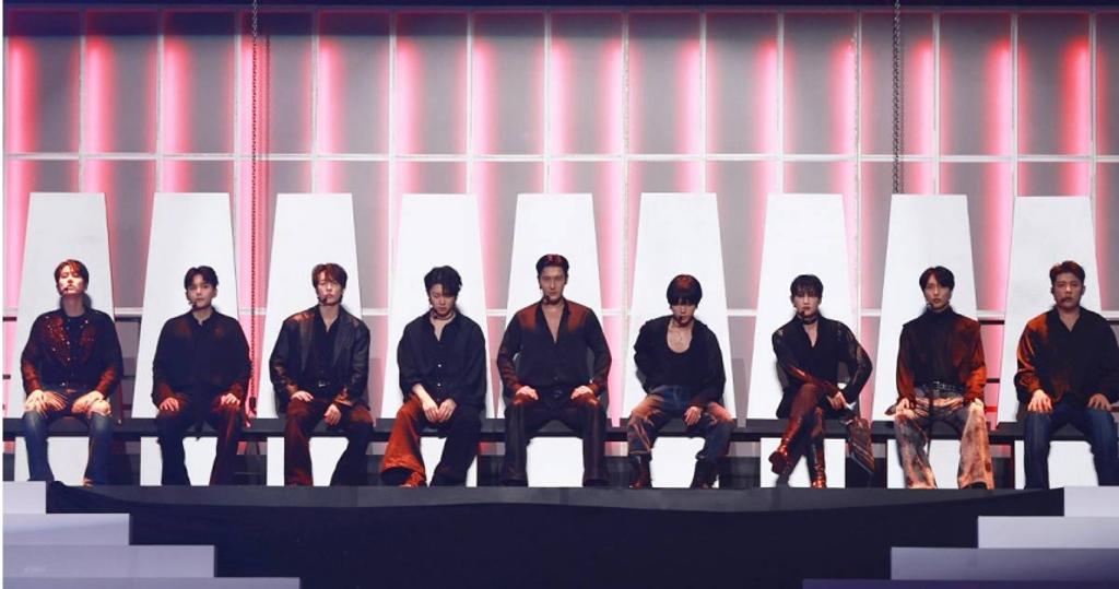 SJ攻蛋遇3萬人燈海 東海唱〈至少還有你〉落淚