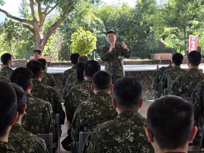 後備指揮部指揮官劉中將勗勉中部地區後備部隊，肯定官兵戰訓辛勞。（後備指揮部提供）