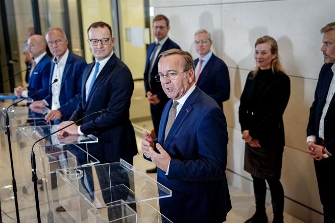 德國聯合政府宣布達成兵役制度改革共識，防長佩斯托瑞斯（前）強調新制優勢。（達志影像／美聯社）