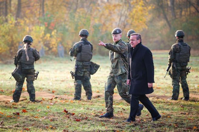 德國改革兵役制度，擴大兵力規模。圖為佩斯托瑞斯日前視察官兵訓練情況。（達志影像／美聯社）