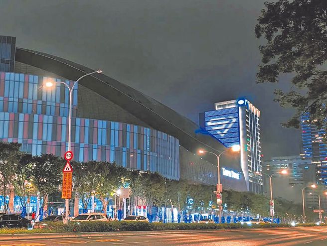 北市觀傳局連3日在捷運國父紀念館站每小時輪播Super Junior歌曲，大巨蛋正門人行路樹也掛上藍色燈飾，一旁遠雄大樓也有Logo投影。（北市觀傳局提供）