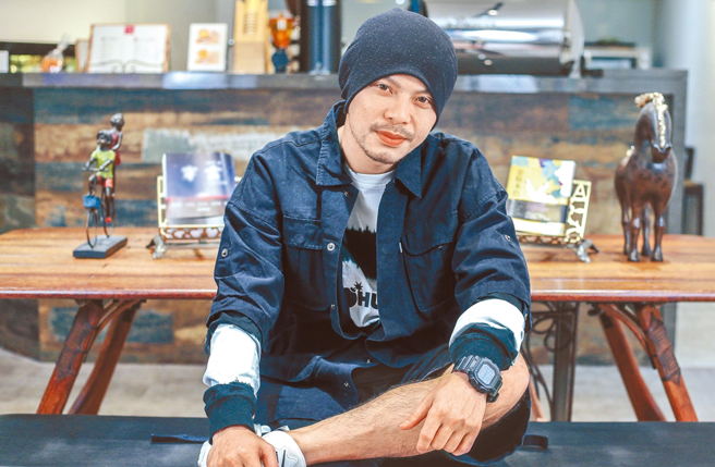 黄明志前天(13日)在「警方担保下获释」离开警局。（图／中时资料照）