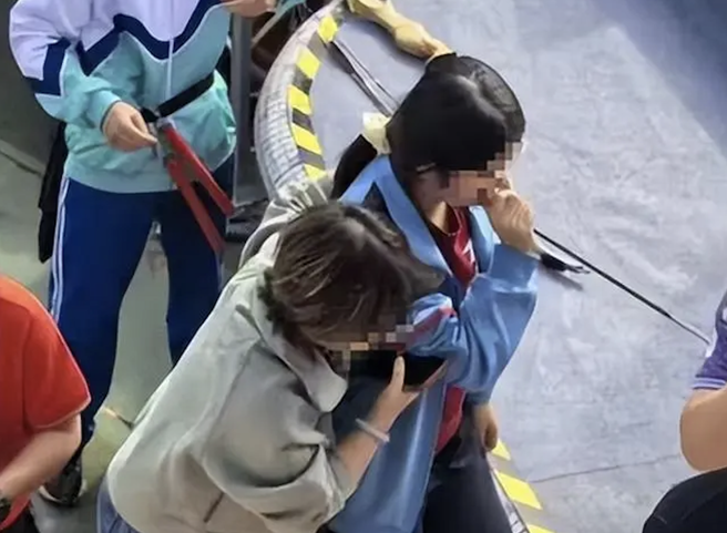 大陸一名女學生在學校運動會表演射箭項目，不慎遭弓箭射中臉部。（圖／微博）
