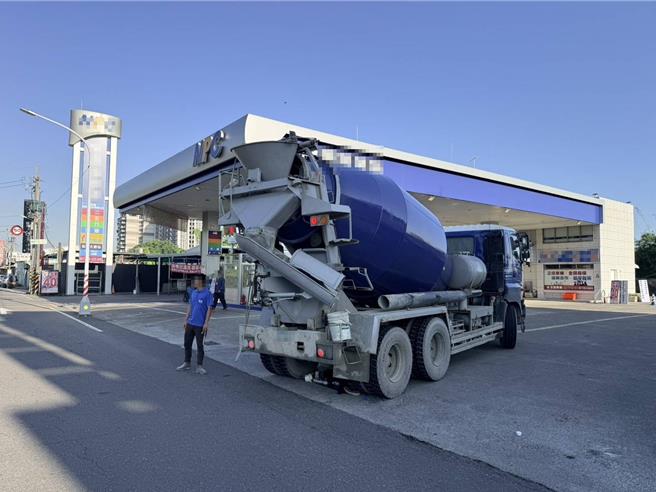 警消獲報到場緊急將婦人送醫。（翻攝照片／高雄洪靖宜傳真）