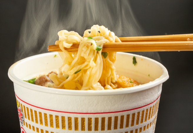 有网友分享泡麵加冰块，麵体Ｑ弹好吃。（图：shutterstock／达志）