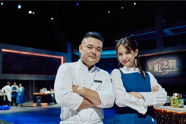 主厨陈勇孝（左）、安心亚从队友变成敌人。（华视提供）