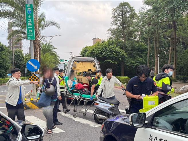 2025年11月15日新北市／婦人騎Ubike橫越淡水中正路口斑馬線遭撞， 被路過警方目擊，立即停車並通報救護車送醫與進行交通疏導。（淡水警分局提供／吳嘉億新北傳真）