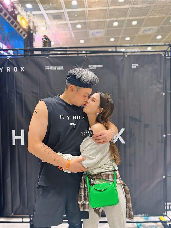 爱雅（右）替老公热情应援。（爱雅辣呦提供）