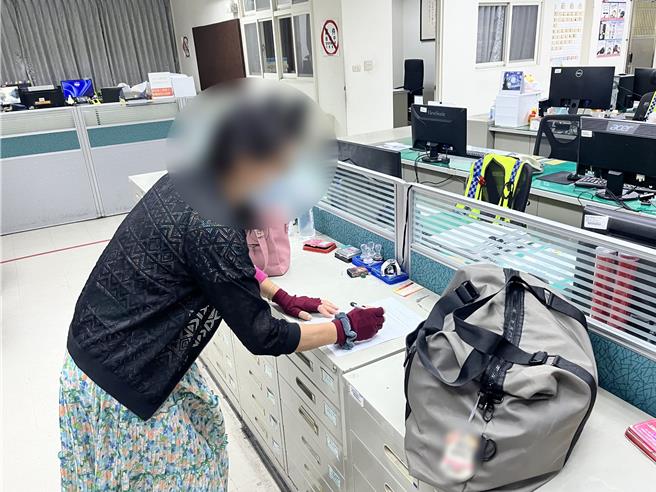 妇人开心出游行李却没跟上！暖心司机神救援。（图／民眾提供）