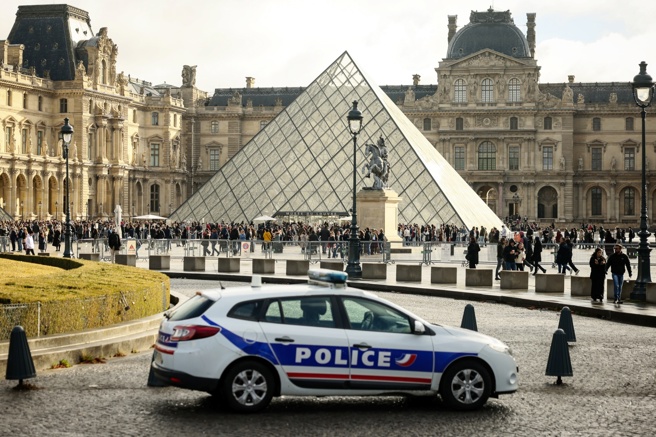法國羅浮宮被竊走價值約30億台幣王冠珠寶後，法國警方通知比利時密切留意安特衛普珠寶商動向，警方為何特別關切安特衛普？（美聯社）