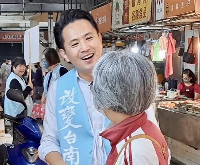 国民党前台南市立委陈以信15日上午在归仁区菜市场拜票，寻求支持。（陈以信服务处提供／程炳璋台南传真）