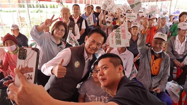民进党台南市长参选人林俊宪15日成立下营区后援会，与民眾开心合影。（程炳璋摄）