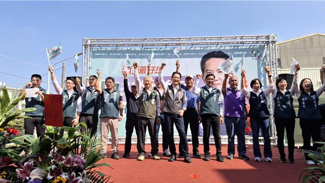 民进党台南市长参选人林俊宪（前排中间灰背心者）15日成立下营区后援会，背后有10多名民进党与无党籍市议员相挺。（程炳璋摄）