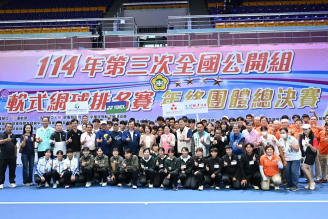 第三次全國公開組軟式網球排名賽年終團體總決賽15日在屏東縣立體育館登場。(中華民國軟網協會提供)