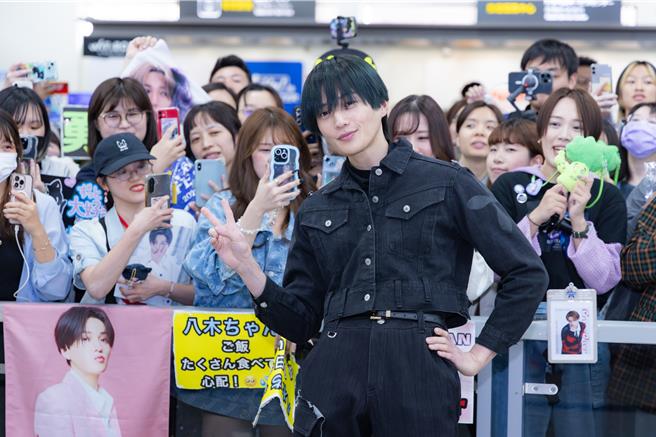 八木勇征15日下午抵达松山机场，与粉丝合照。（ COME ON JKSSP提供）