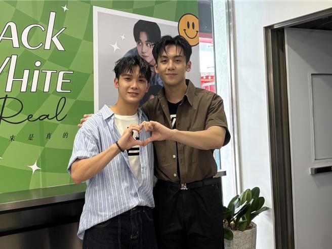 纪成澔（左起）、宝弟15日出席BL直式影集《黑白原来是真的》庆功活动。（林奕如摄）