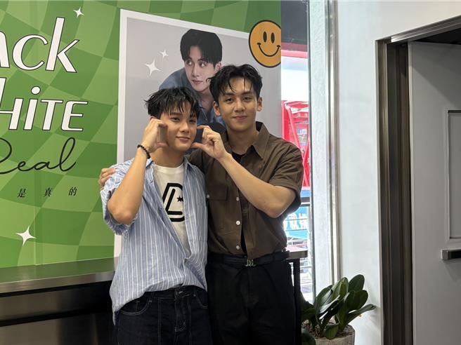 纪成澔（左起）、宝弟现场互动自然。（林奕如摄）