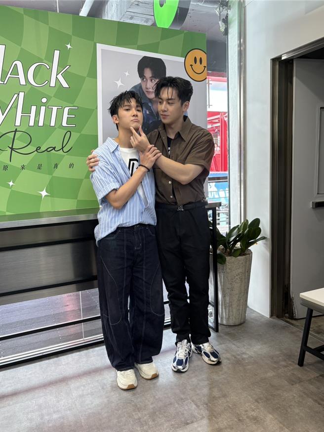 纪成澔（左起）、宝弟默契十足，拍照时手势很多。（林奕如摄）