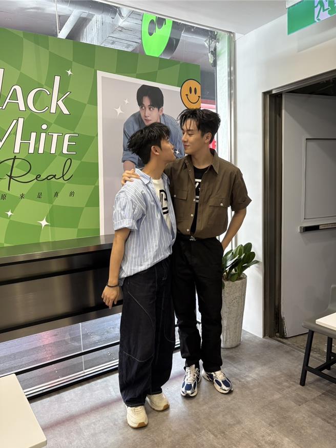 纪成澔（左起）、宝弟拍照时自然对视。（林奕如摄）