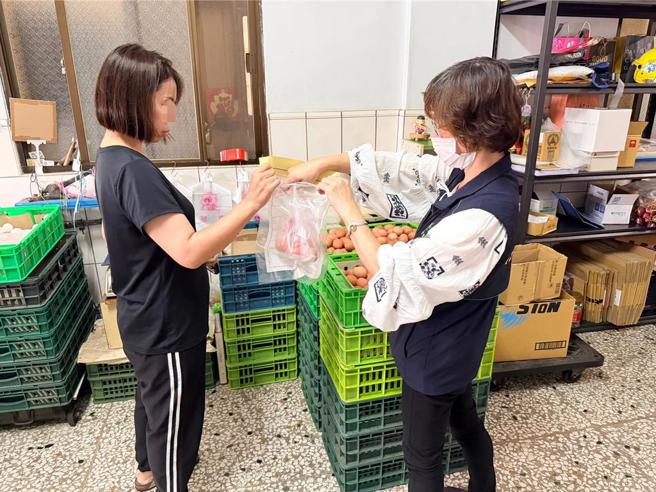 芬普尼蛋爭議延燒，台中市衛生局15日表示，查獲台中市梧棲區龍忠蛋行9日向被列管文雅畜牧場進貨200籃、重約4000斤，回收38籃、重約760斤，其餘分別售出給散客以及35家各類小型餐飲等，均已全數用罄。（圖／台中市衛生局）