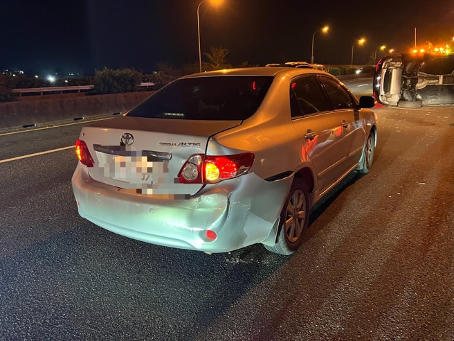 國道1號南下新營路段，昨（14日）晚間發生一起驚悚連環車禍。（圖／簡銘柱翻攝）