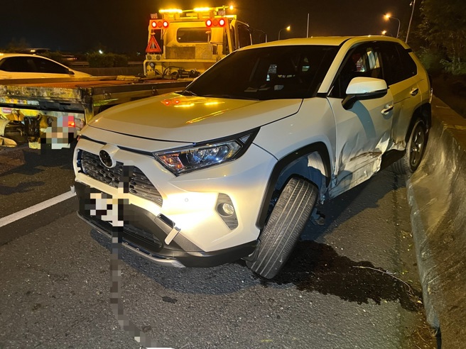 國道1號南下新營路段，昨（14日）晚間發生一起驚悚連環車禍。（圖／簡銘柱翻攝）